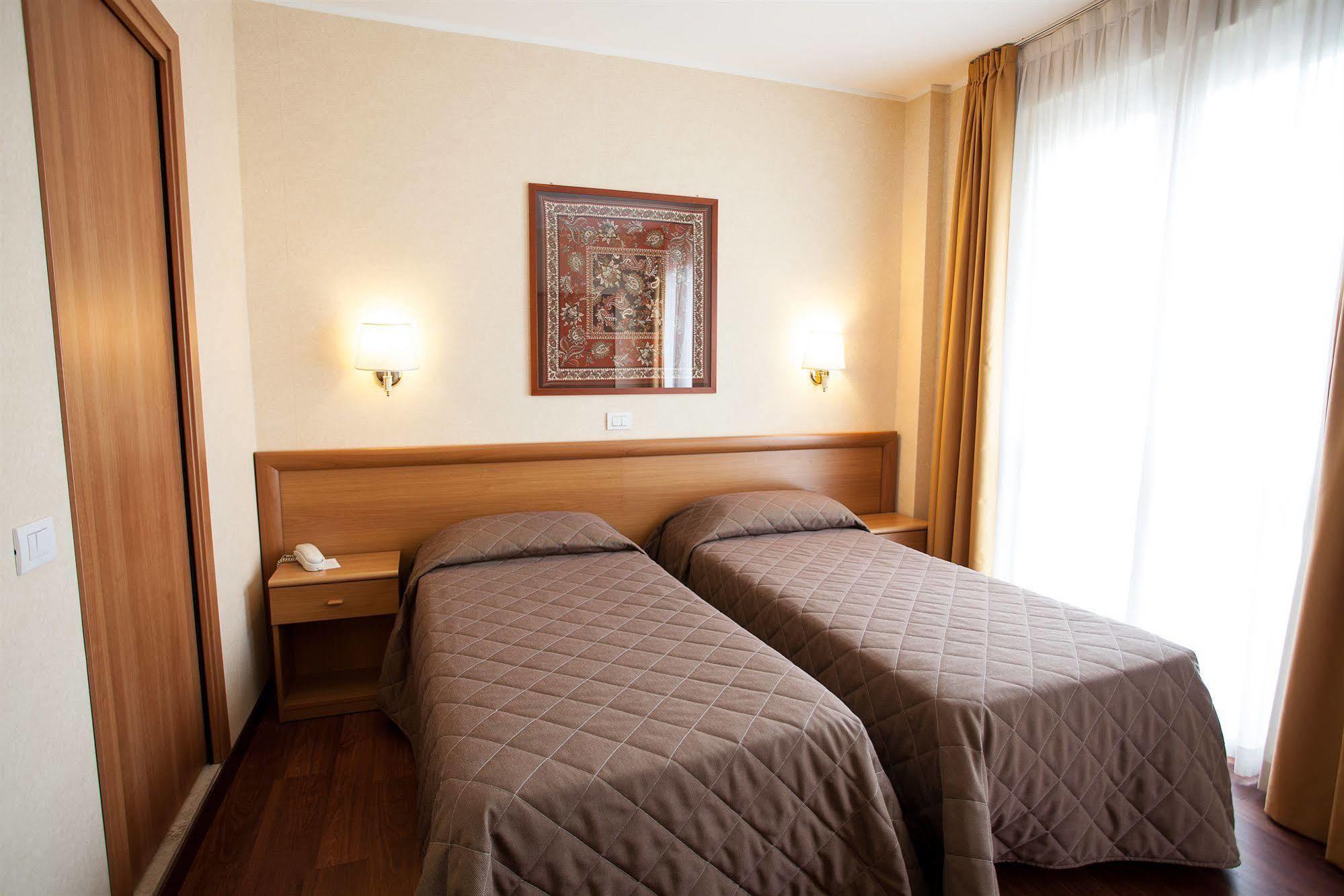 Hotel Esperia Rho Exterior photo